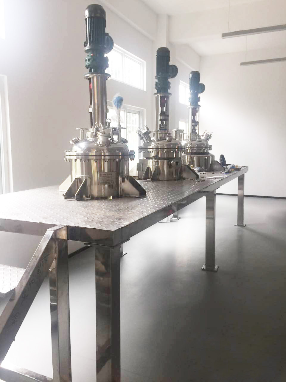 反应釜由锅体、锅盖、搅拌器、电加热油夹管、支承及传动装置、轴封装置、溢油槽等组成，并配有电加热棒及测温、测压表。       由于用户因生产工艺、操作条件不尽相同，搅拌形成一般有锚式、浆式、涡轮式、推进式或框式。支承座有悬挂或支承式二种。       夹套内放置导热油，由电热棒加热，夹套上开有进、排油、溢测量、放空及电热棒、测温等接管孔。夹套外壁焊接支座，锅体下部开有放料口。