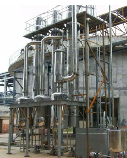 我公司生产的三效降膜蒸发器适用于制药、葡萄糖、淀粉、化工、木糖、生化工程、食品和VC行业液料的蒸发浓缩。设备由一、二、三效加热器，一、二、三效蒸发器，预热器，冷凝器和热压泵组成。蒸汽耗量低，1kg蒸汽可蒸发4kg水。蒸发温度低，部分二次蒸汽经喷射式热压泵重新吸入一效蒸发式，热量得到充分利用，蒸限温度相对较低。浓缩比大，降膜式蒸发，使粘度较大的料液容量流动蒸发，浓缩时间较短，浓缩比可达到1:5。双效降膜式蒸发器：适用领域： 适用于生化工程、石油化工、制药、食品以及废水处理、无机盐类等行业料液的浓缩结晶。 设备特点：1、可在较低的效间温差下正常操作，热损失少；2、物料受热时间短，可在较低温度条件下操作，适用于热敏性物料的蒸发浓缩；3、对高发泡性和高浓缩比的物料有较好的适用性；4、由于物料在管内，受重力和二次蒸汽高速夹带的作用，呈膜状湍流状态，因此总传热系数高；5、系统内存留物料少，可以方便的调整物料在系统内的停留时间；6、系统可在自动或手动条件下方便操作，清洗容易，运行可靠。